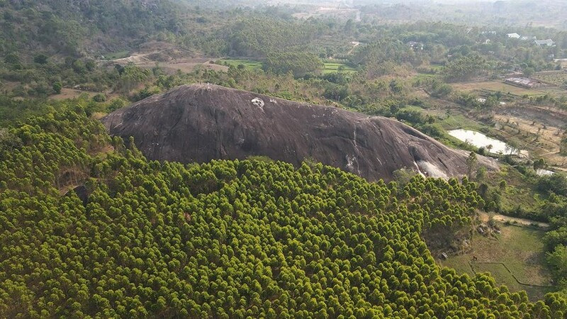 Hình ảnh núi đá Voi Mẹ từ trên cao 