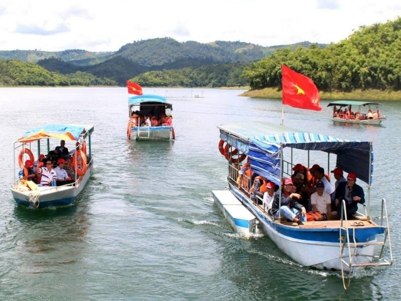 Đi thuyền ngắm vẻ đẹp xanh mướt của hồ Tà Đùng