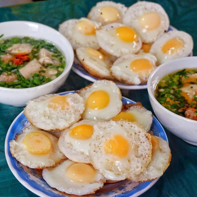 Bánh căn trứng lòng đào dì Chín