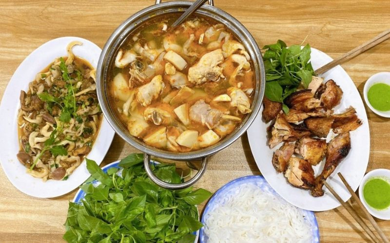 Lẩu gà lá é nóng hổi tại 668
