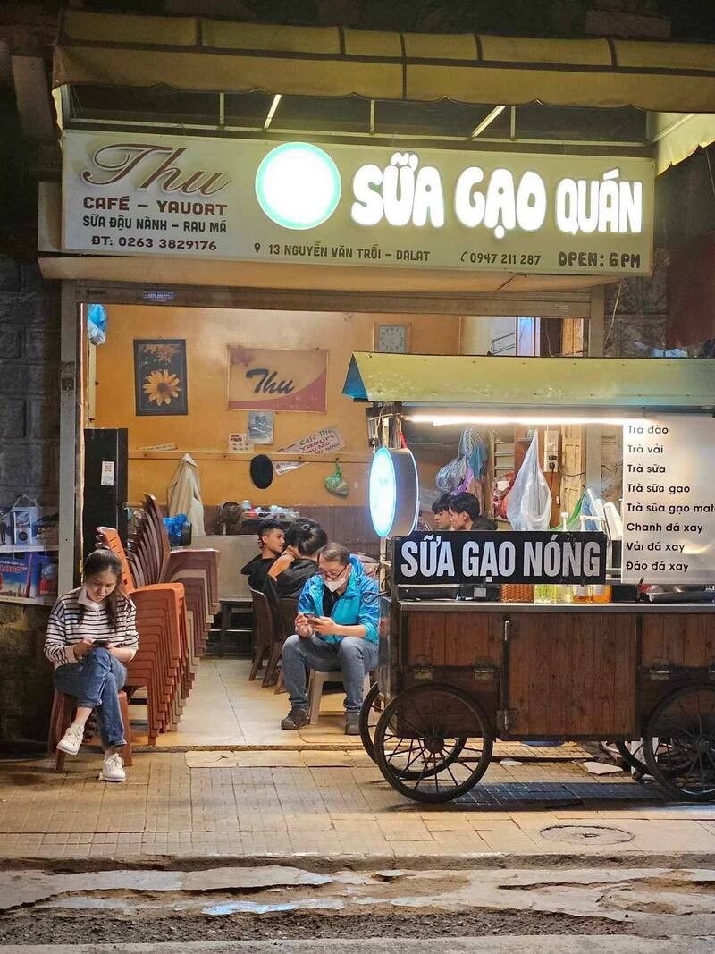 Thưởng thức ly sữa nóng hổi trong thời tiết se lạnh của Đà Lạt 