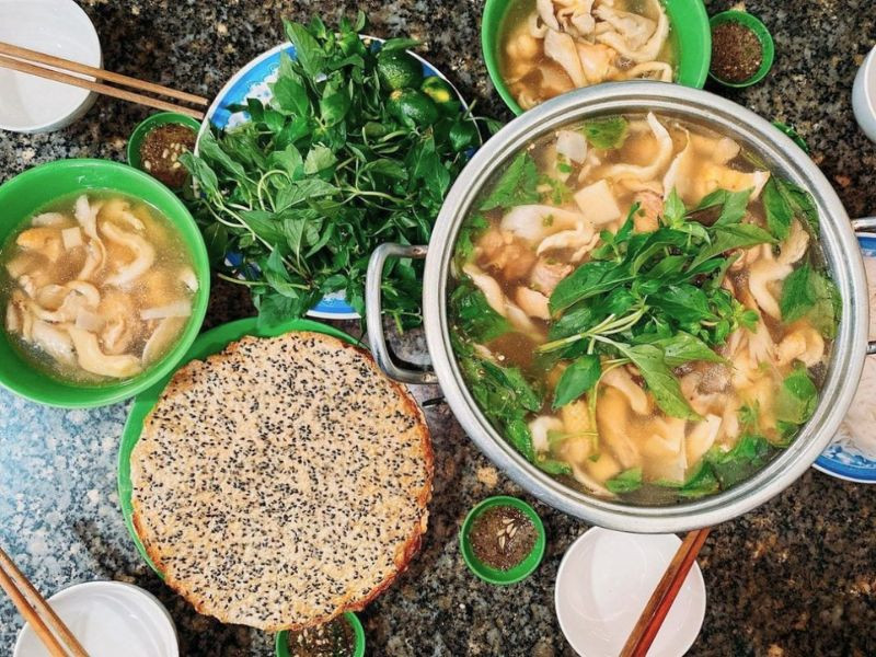 Thưởng thức lẩu gà lá é