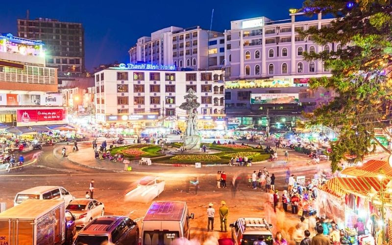Cảm nhận nhịp sống về đêm và thưởng thức đặc sản phố núi 