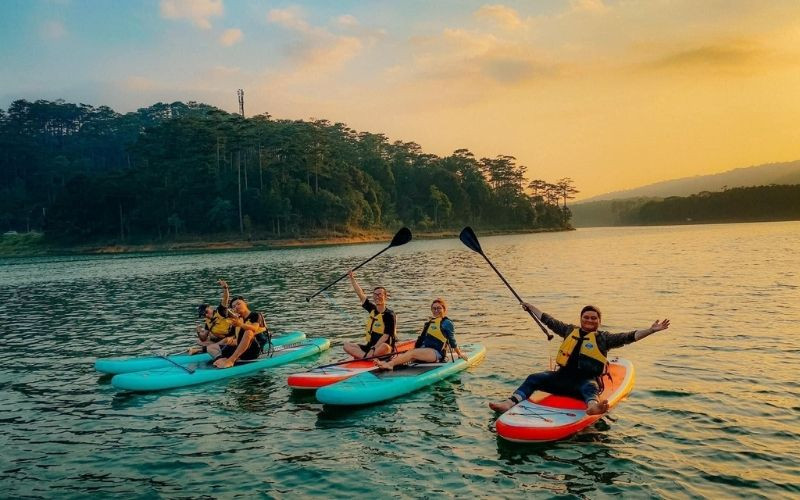 Trải nghiệm chèo Sup hồ Tuyền Lâm