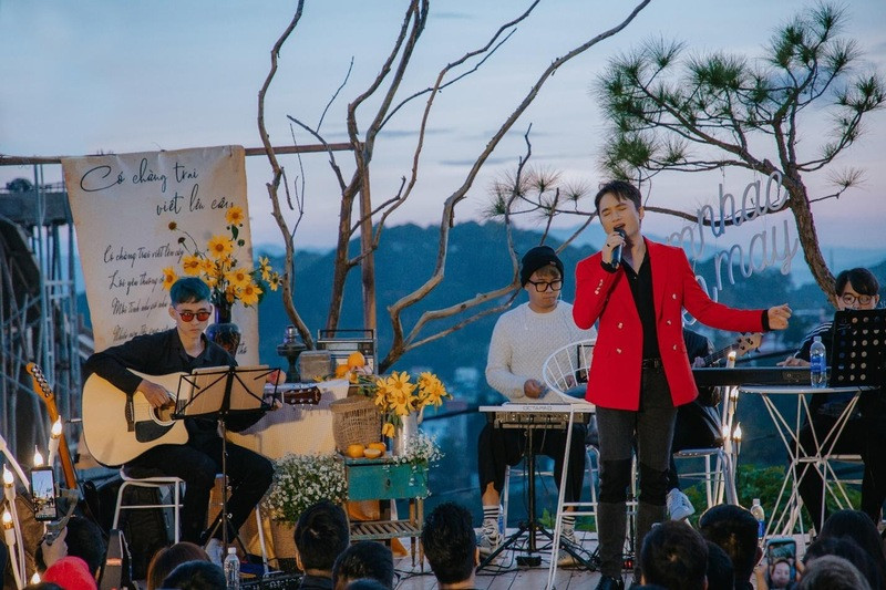 Phan Mạnh Quỳnh biểu diễn tại Mây Lang Thang