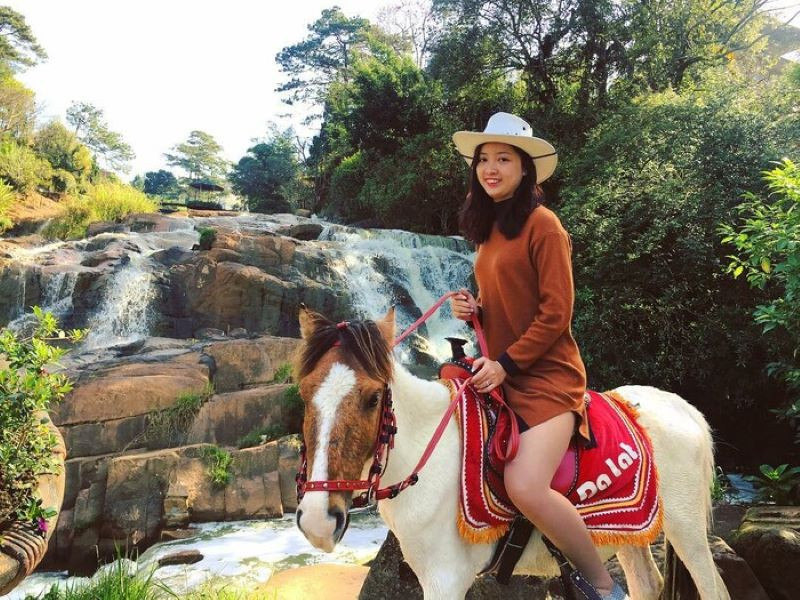 Trải nghiệm cưỡi ngựa tham quan tại thác Cam Ly Đà Lạt 