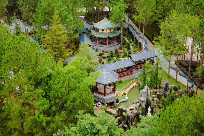 Làng cổ Đà Lạt nằm bên trong Khu Du Lịch Rừng Thông Núi Voi Lâm Đồng
