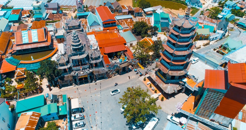 Nằm trên cung đường tới Trại Mát, chùa Linh Phước có phong cách xây dựng độc đáo
