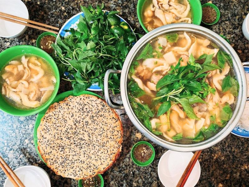 Thưởng thức Lẩu gà lá é “siêu” ngon