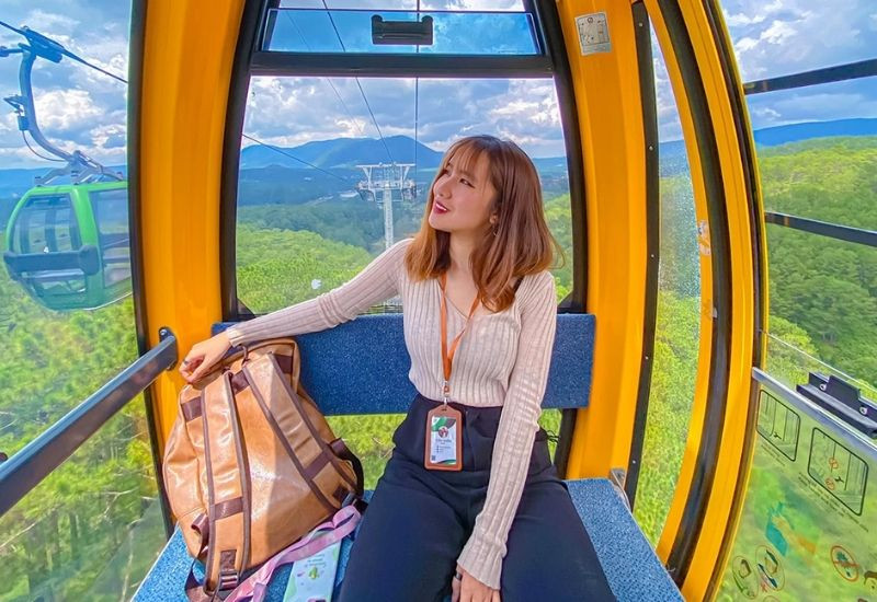 Ngắm cảnh núi rừng từ cáp treo Đà Lạt