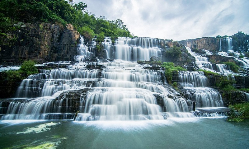 Thác Thủy Tiên với khung cảnh thiên nhiên