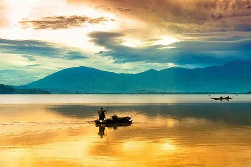 Chèo thuyền trên hồ Tà Đùng