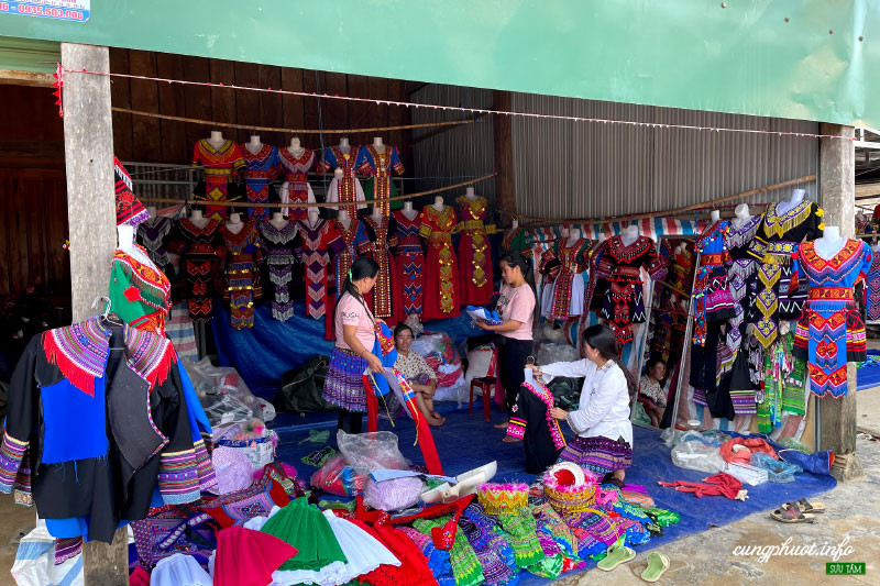 Chợ phiên của người Mông tại Tà Đùng