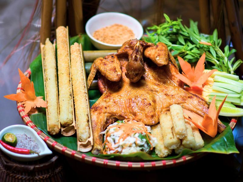 Thưởng thức cơm lam gà nướng - hương vị khó quên