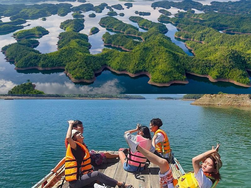 Chiêm ngưỡng và trải nghiệm ngồi thuyền tại Hồ Tà Đùng 