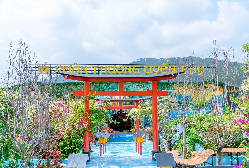 Cổng trời sống động ở Vườn Thượng Uyển Bay Đà Lạt.