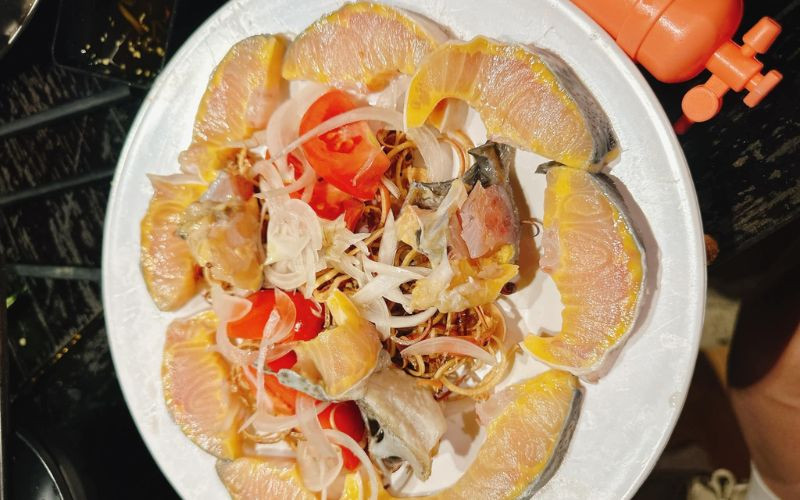 Thưởng thức lẩu cá tầm chuẩn vị Măng Đen