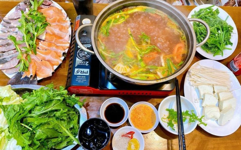Lấp đầy dạ dày với các món lẩu thơm ngon tại Quân Sương Quán