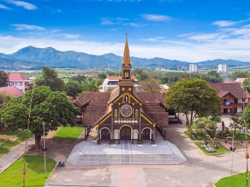 Lối kiến trúc cổ điển tại nhà thờ chính tòa Kom Tum 
