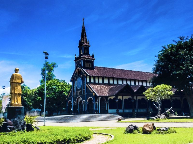 Không gian được bao bọc bởi cây xanh