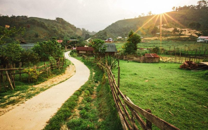 Cung đường đến làng Vi Rơ Ngheo rất đẹp 