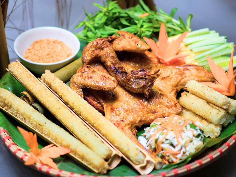 Gà nướng cơm lam siêu hấp dẫn