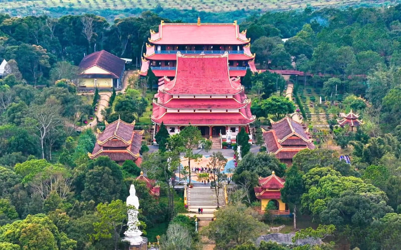 Không gian chùa thanh tịnh nằm giữa đồi thông Không gian chùa thanh tịnh nằm giữa đồi thông