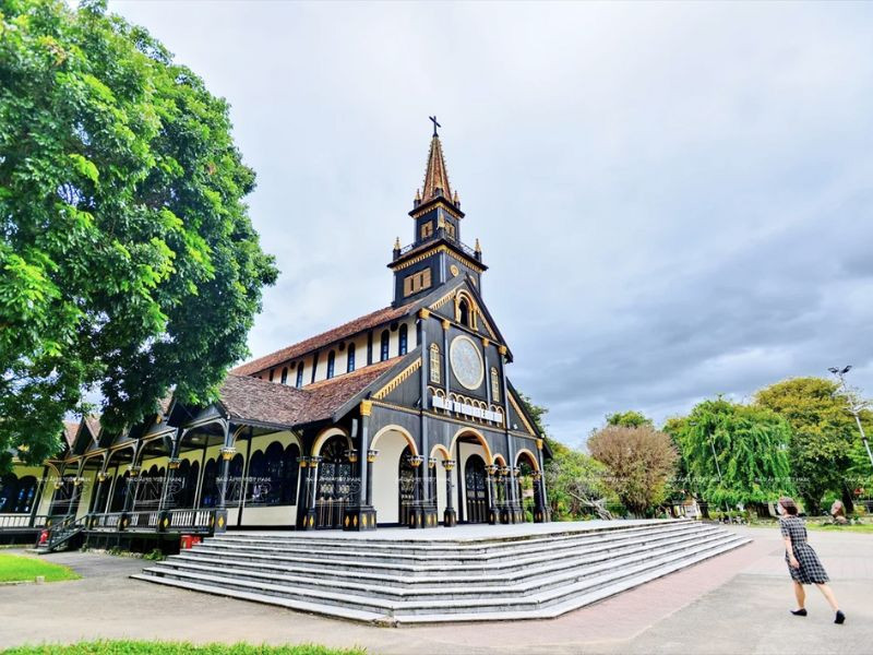 Tham quan Nhà Thờ Gỗ trăm năm