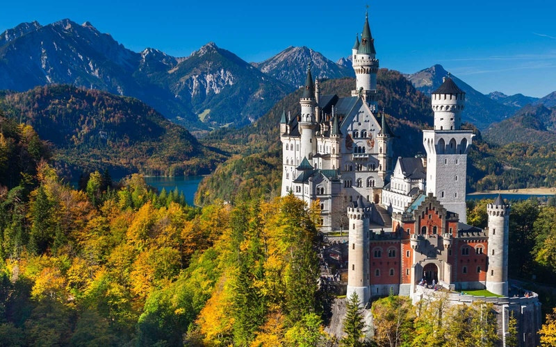 Lâu đài Neuschwanstein hùng vĩ trên dãy Alps Bavarian