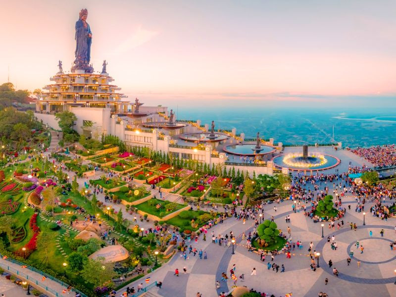 Khung cảnh hùng vĩ nhìn tại Núi Bà Đen - “nóc nhà Nam Bộ”