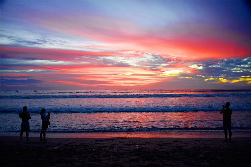 Bãi biển Kuta hoàng hôn lãng mạn 