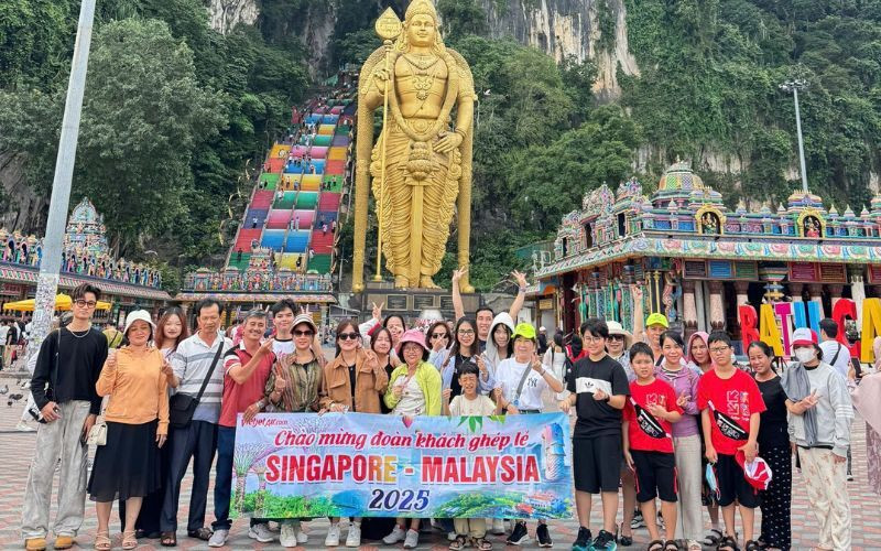 Đoàn khách tham quan Singapore - Malaysia của Đất Việt Tour