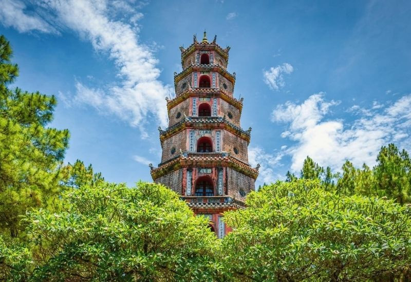 Du xuân tâm linh chùa Thiên Mụ: Danh lam cổ tự linh thiêng ở xứ Huế