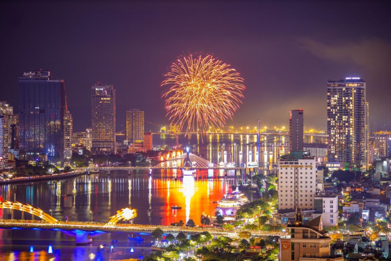 Thành phố Đà Nẵng rực rỡ và nhộn nhịp khi về đêm