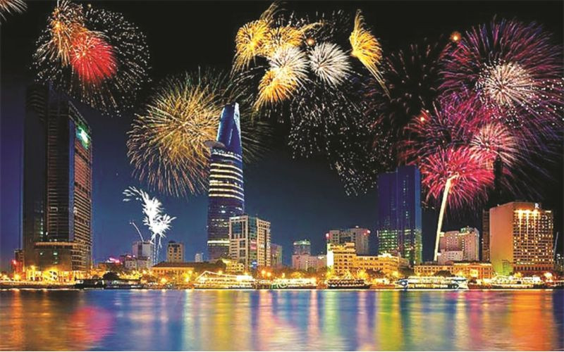 Khoảnh khắc pháo hoa rực sáng giữa lòng TP.HCM