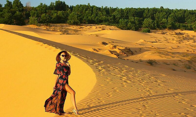 Bãi biển và đồi cát ở Mũi Né - Bình Thuận
