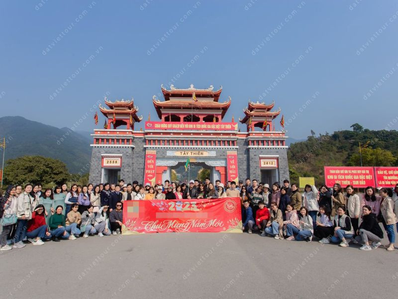 Đoàn khách du lịch hành hương dịp Tết.