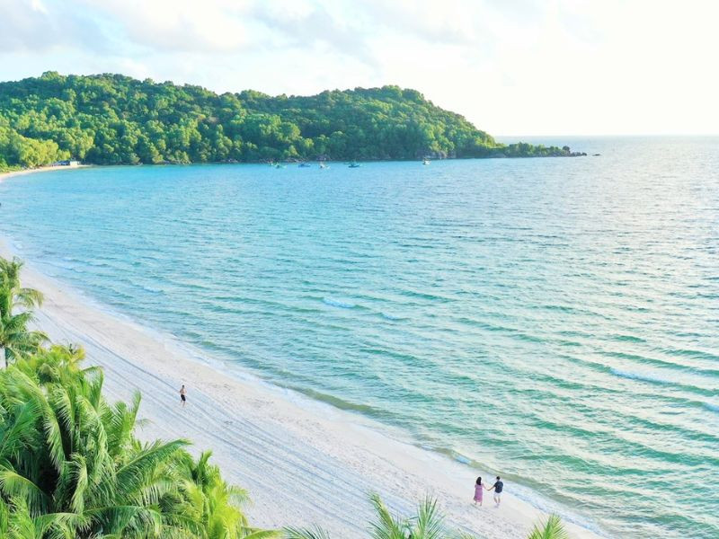 Bãi biển tại Phú Quốc xanh mát