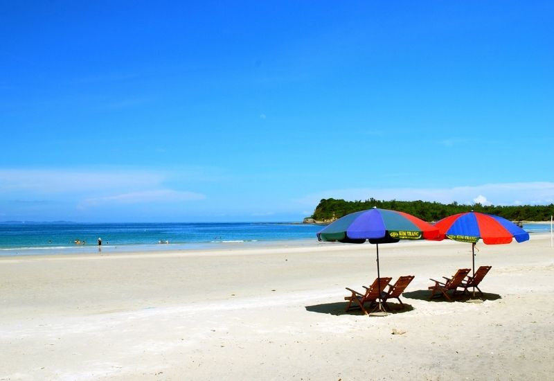 Quan Lạn sở hữu bãi biển rộng, nước trong và không gian nghỉ dưỡng yên bình