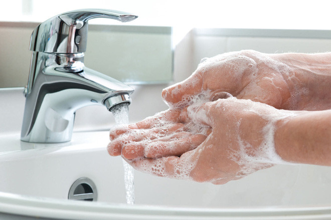 Rửa tay thường xuyên khi đi du lịch và trước khi ăn