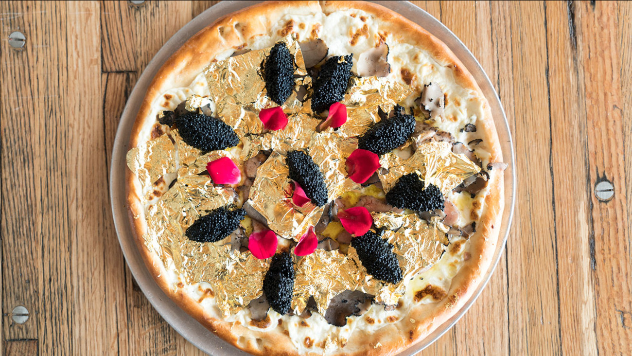7 món ăn đắt đỏ nhất chỉ có tại Dubai - Pizza Hoàng gia