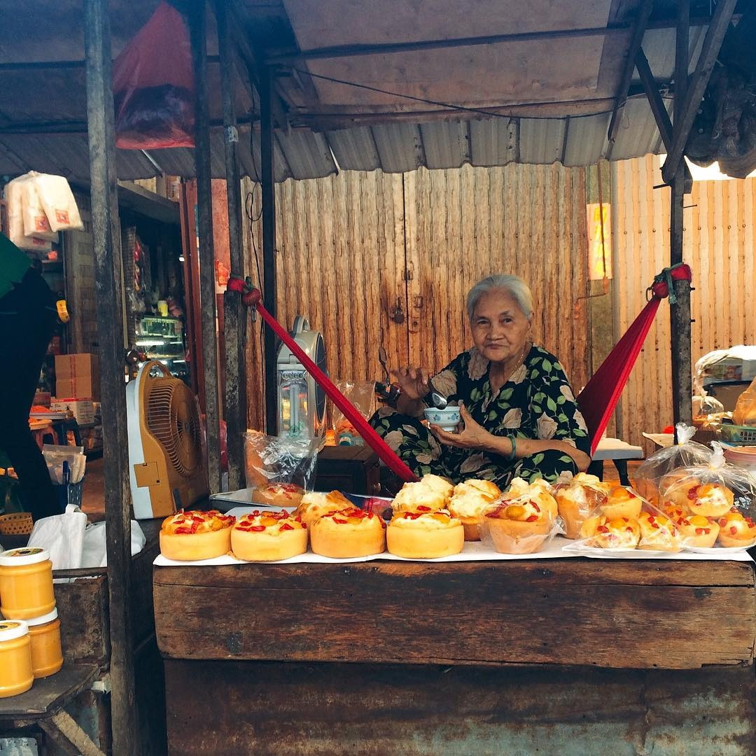 Lạc lối ở chợ Châu Đốc - bánh bông lan