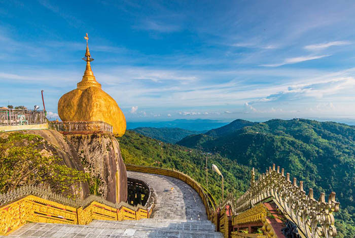Những điểm du lịch Myanmar giá rẻ bạn không thể bỏ qua - Chùa Đá Vàng 