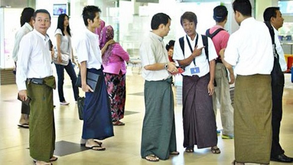 Những phong tục của người Myanmar bạn nên biết - Nam giới mặc váy