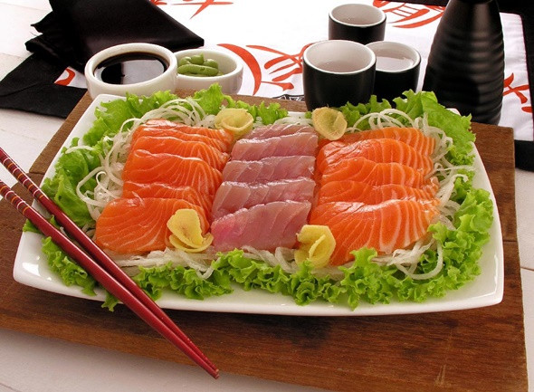 Sashimi đúng chuẩn là những lát thịt với chiều rộng khoảng 2.5 cm, chiều dài 4 cm và dày chừng 0.5 cm