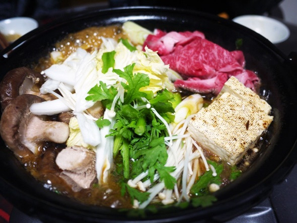 Sukiyaki bao gồm thịt nấu chín hoặc đun sôi tại bàn, cùng với rau, nấm, đậu phụ và mì sợi,…