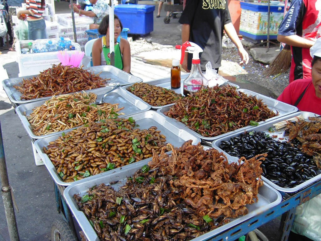 7 lý do nên đi du lịch Campuchia dịp lễ 30/4 - món ăn từ côn trùng