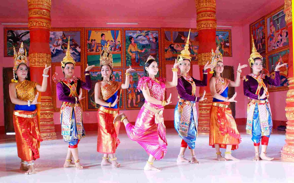 7 lý do nên đi du lịch Campuchia dịp lễ 30/4 - người dân thân thiện
