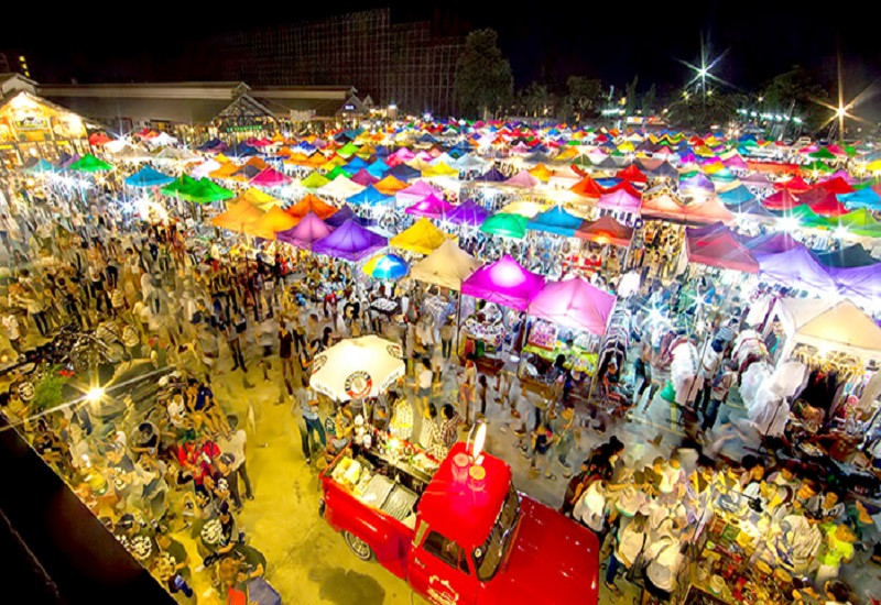 Mua sắm tại chợ đêm Rot Fai (chợ Ga)