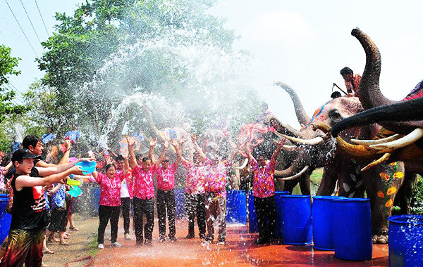 Du lịch Thái Lan hòa cùng lễ hội té nước Songkran sôi động - ảnh 1